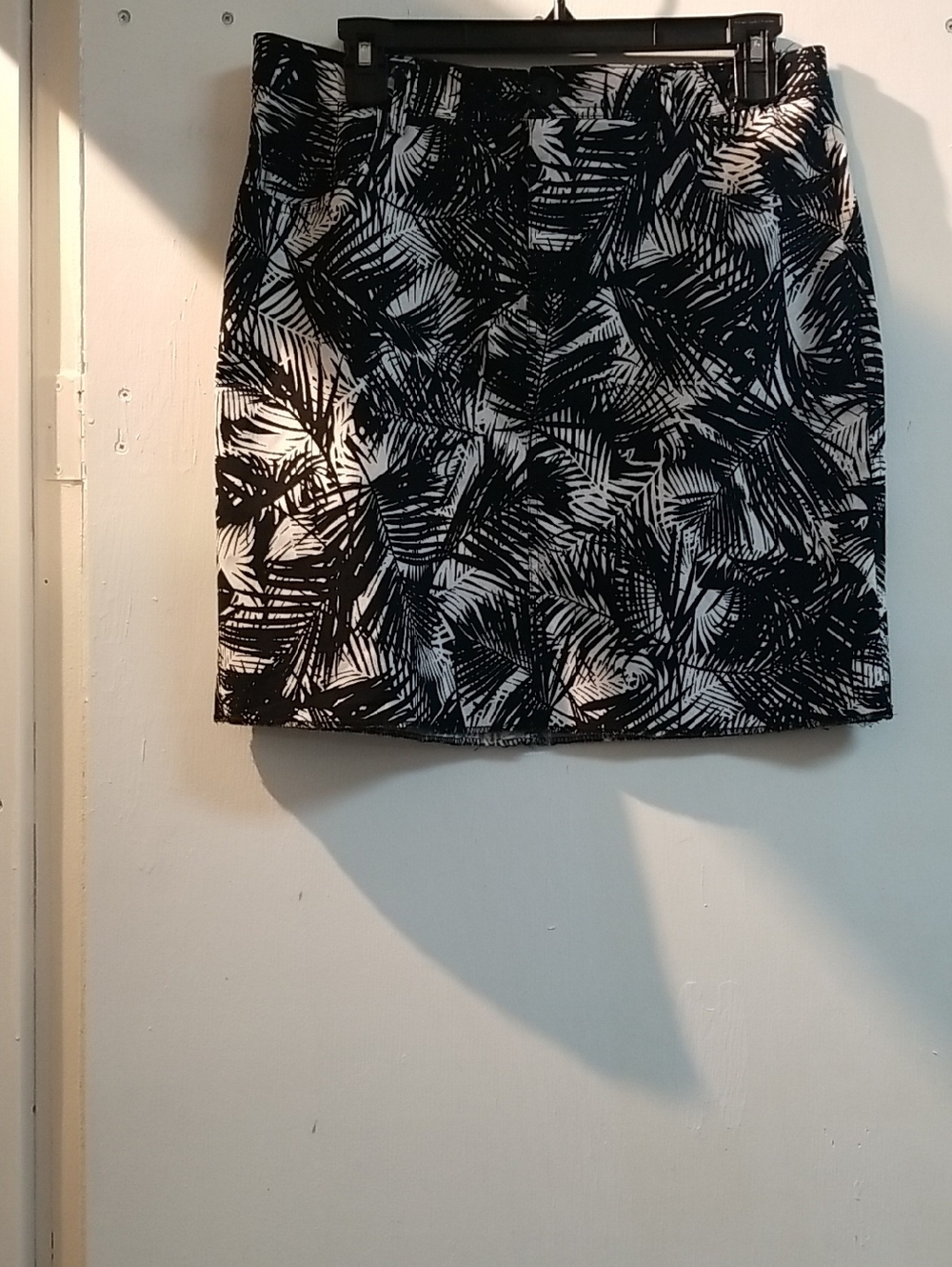 Mario Serrani Black & White Palm-Print Mini Skirt